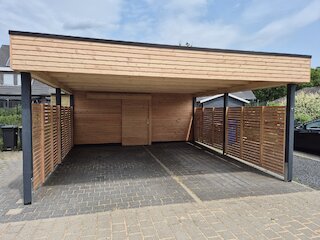 Frontansicht eines Doppelcarports mit Flachdach und waagerechter Holzverkleidung