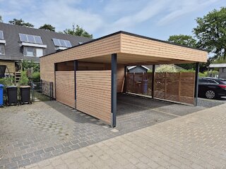Moderner Doppelcarport mit Flachdach, Holzlamellen und integriertem Geräteraum
