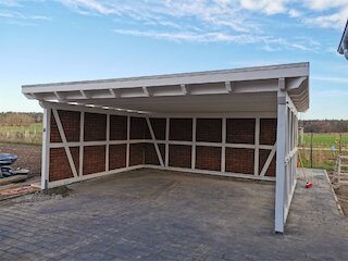 Doppelcarport mit Pultdach, heller Holzkonstruktion und geschlossener Rückwand