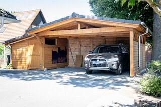 Doppelcarport aus Holz mit Satteldach und angebautem Geräteraum