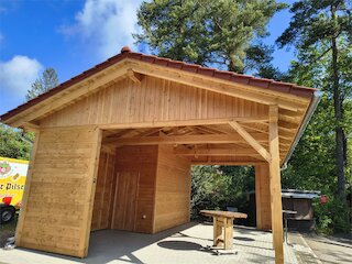 Doppelcarport aus Holz mit Satteldach und integriertem Werkstattbereich