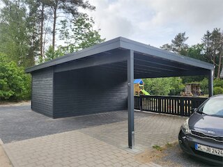 Moderner Carport mit anthrazitfarbener Holzverkleidung und Flachdach