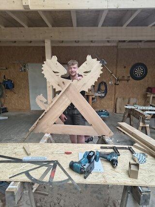 Handgefertigter Adler aus Holz auf einem Werkstatttisch in der Zimmerei