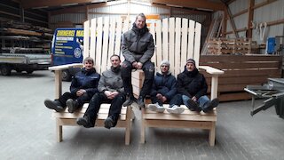 Übergroße handgefertigte Holzbank mit mehreren Sitzplätzen in einer Werkstatt