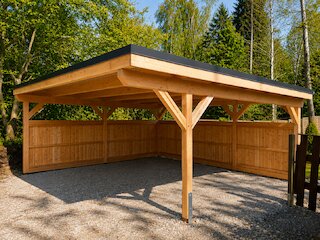 Holzcarport mit Flachdach, massiver Holzkonstruktion und seitlicher Holzverkleidung