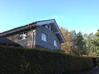 Obergeschoss eines Wohnhauses mit grauer Holzfassade