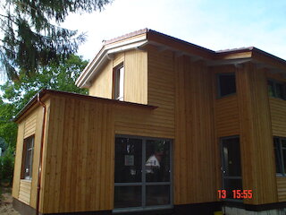 Wohnhaus mit mehreren Anbauten und natürlicher Holzfassade