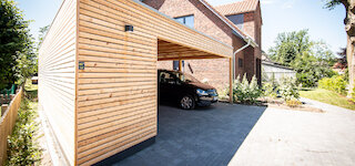Moderner Holzcarport mit seitlicher Holzverkleidung