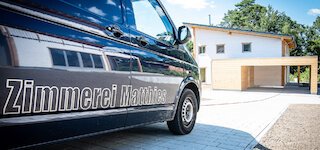 Firmenfahrzeug der Zimmerei Matthies vor dem Betriebsgebäude