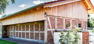 Holzfassade an einem Fachwerkgebäude